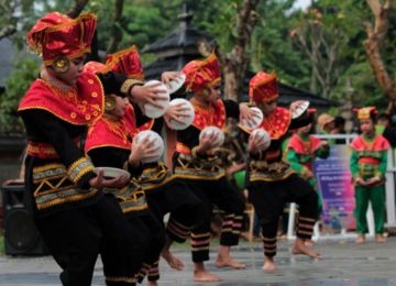 Properti Tari Piring - WonderVerse Indonesia