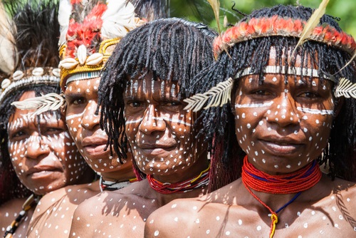Aksesoris Pakaian Adat Papua - WonderVerse Indonesia