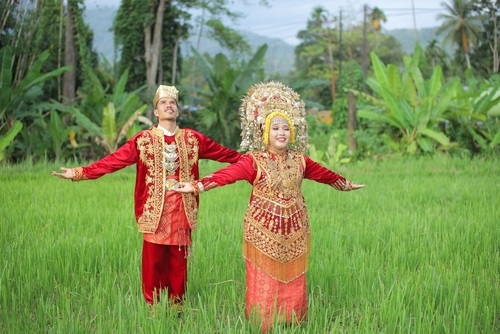 Aksesoris Pakaian Adat Sumatera Barat - WonderVerse Indonesia