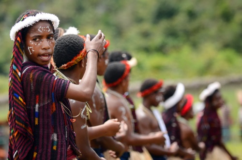 Keunikan Pakaian Adat Papua - WonderVerse Indonesia