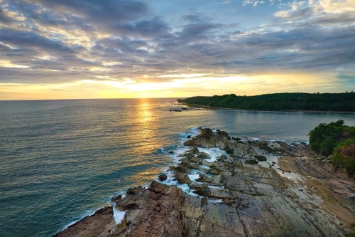 Keunikan Pantai Sawarna - WonderVerse Indonesia
