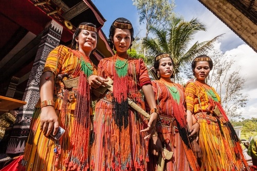 Makna Baju Adat Toraja dan Aksesorisnya - WonderVerse Indonesia