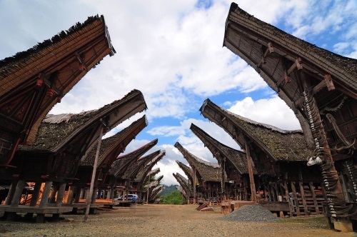 Rumah Adat Suku Toraja - WonderVerse Indonesia