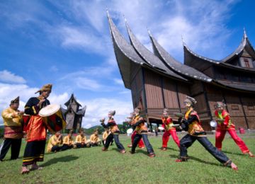 Gerakan Tari Piring - WonderVerse Indonesia