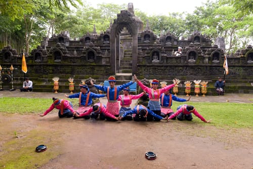 Gerakan dalam Tari Saman - WonderVerse Indonesia
