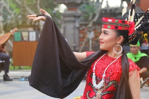 Baju Adat Kalimantan Selatan - WonderVerse Indonesia