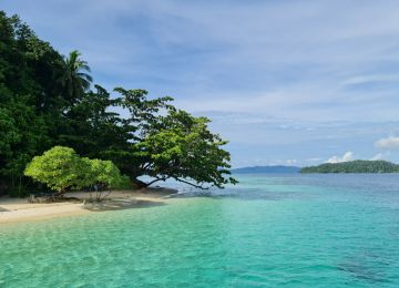 Keunikan Pantai Raja Ampat - WonderVerse Indonesia