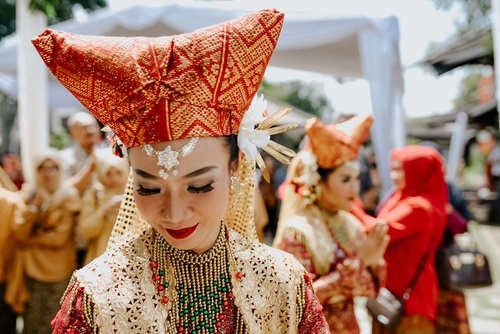 Pakaian Adat Suku Minang untuk Perempuan - WonderVerse Indonesia