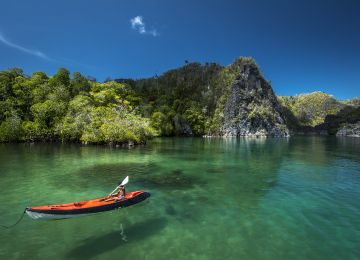 Pantai di Raja Ampat - WonderVerse Indonesia