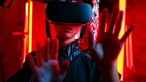 Perbedaan Virtual Space dan Virtual Reality - WonderVerse Indonesia