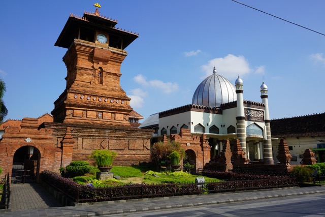 Tempat Wisata Religi Terkenal di Indonesia - WonderVerse Indonesia