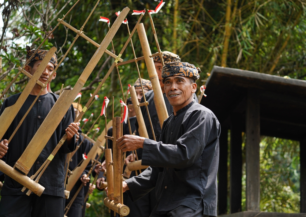 Tradisi Suku Jawa Barat - WonderVerse Indonesia