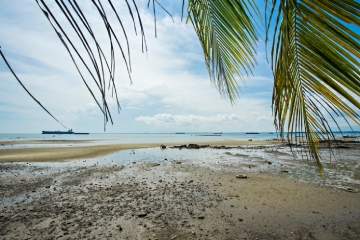 15 Pantai di Kalimantan yang Menunggu untuk Kamu Jelajahi!
