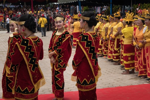 Baju Adat Nias, Ciri Khas dan Keunikannya yang Mempesona