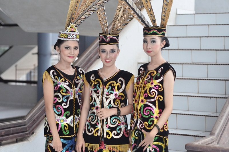 Baju Adat Kalimantan, Kenali Ciri Khas dan Keunikannya