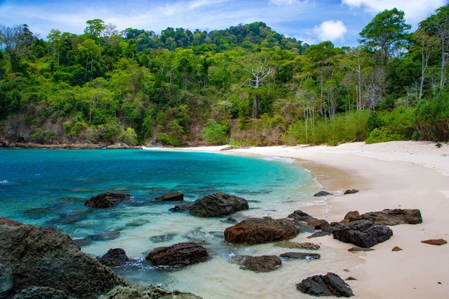 15 Pantai Pasir Putih Terbaik di Indonesia, Wajib Kunjung!