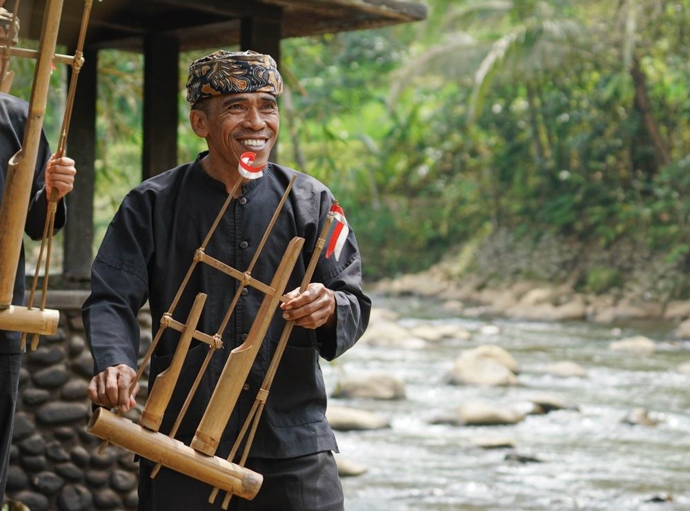 14 Alat Musik Tradisional Jawa Barat yang Bersuara Syahdu