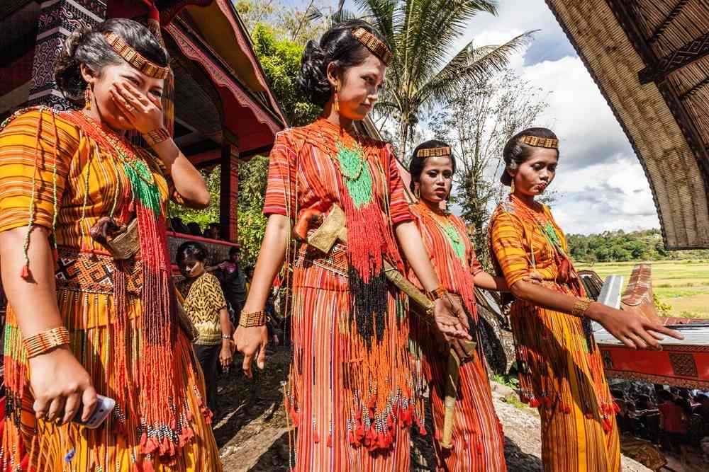 5 Pakaian Adat Suku Toraja dan Ragam Aksesoris Uniknya